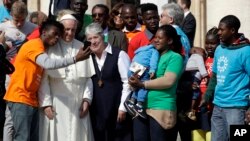 El papa Francisco se reúne con un grupo de migrantes en el Vaticano, el miércoles 27 de septiembre.
