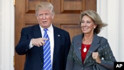 Le président américain Donald Trump et Betsy DeVos, à droite, posent pour une photo au club du golf à Bedminster, New Jersey, 9 novembre 2016. 