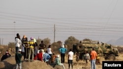 Sekitar sepertiga dari 28 ribu pekerja tambang di Afrika Selatan melapor untuk mulai kembali bekerja hari Senin 20/8 (foto: dok). 