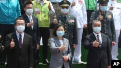 台湾总统蔡英文（中）出席台湾第一艘万吨级两栖船坞登陆舰下水和命名典礼。（2021年4月13日） 