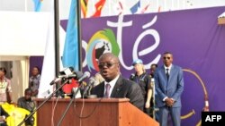Le gouverneur de Kinshasa, André Kimbuta, prononce une allocution lors du sommet de la francophonie, au stade Matyrs à Kinshasa, le 9 octobre 2012.