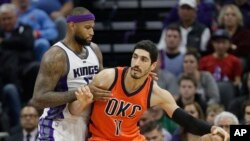 DeMarcus Cousins, à gauche, alors avec les Kings, Sacramento, Californie, le 15 janvier 2017.