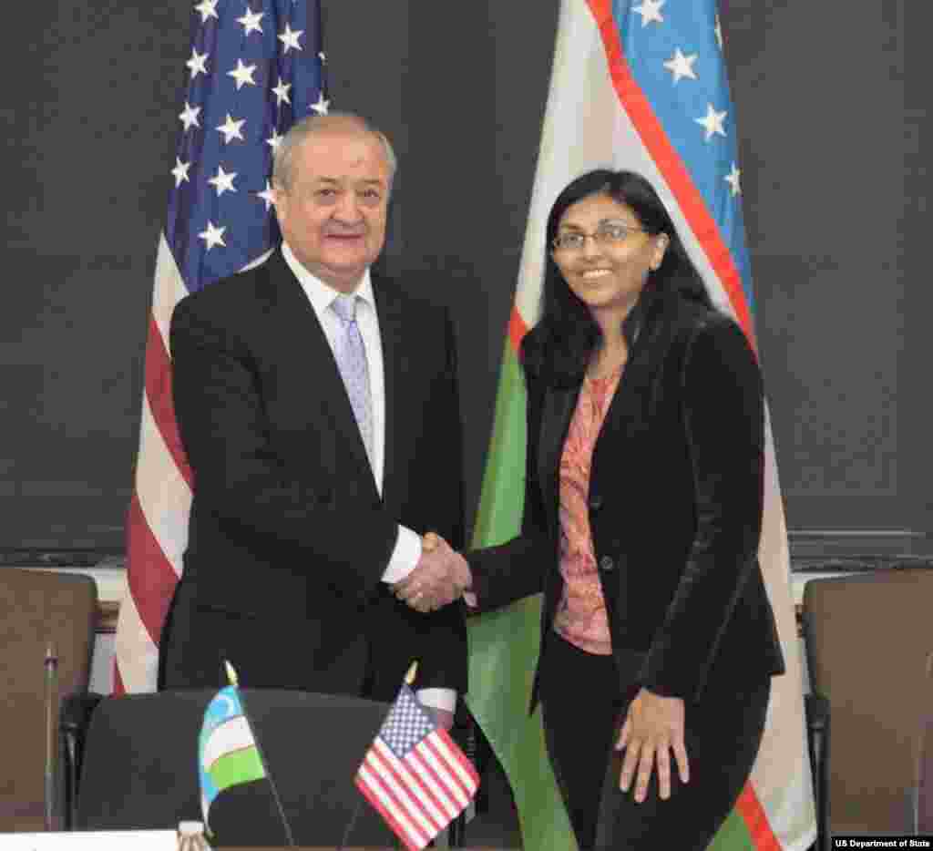 O'zbekiston Tashqi ishlar vaziri Abdulaziz Komilov AQSh Davlat kotibining Janubiy va Markaziy Osiyo bo'yicha muovini Nisha Bisvol bilan, Davlat departamenti, Vashington, 19-yanvar, 2016