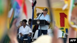 El presidente colombiano Gustavo Petro habla junto a la vicepresidenta Francia Márquez durante una tradicional reunión indígena "Minga" el 15 de marzo de 2024 en Cali, Colombia.