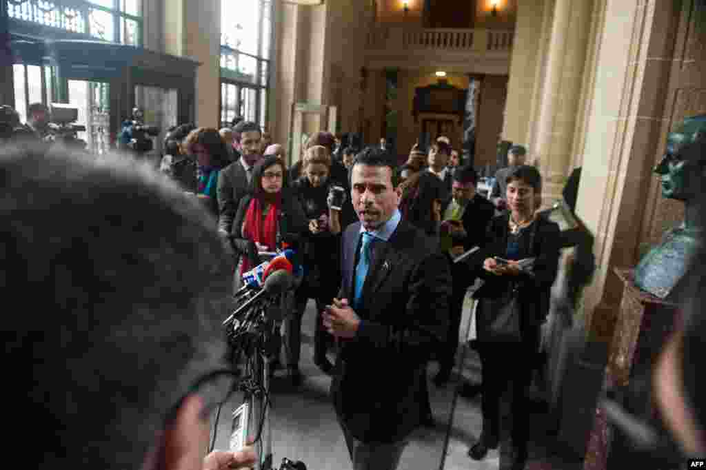 Venezuelan opposition leader Henrique Capriles speaks to the press after meeting OAS Secretary General Luis Almagro at OAS headquarters in Washington, March 31, 2017. 