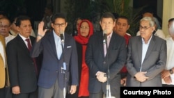 Sandiaga Uno didampingi Hashim Djojohadikusumo dalam konferensi pers akan melayangkan gugatan hasil pilpres 2019 ke MK, di Jalan Kertanegara, Jakarta, Jumat (24/5). (Foto courtesy: BPN Prabowo-Sandi) 