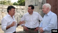 El presidente de Colombia, Juan Manuel Santos junto a los senadores Barrasso y McCain en Cartagena.