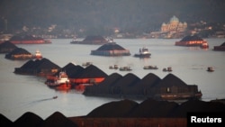 Sejumlah tongkang batu bara terlihat sedang mengantre di sepanjang Sungai Mahakam di Samarinda, Kalimantan Timur, 31 Agustus 2019. (Foto: REUTERS/Willy Kurniawan)