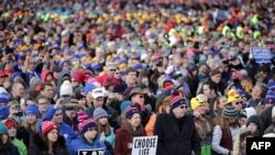 2017年1月27日，在第44届“为生命大游行”开始之前，数以千计的反堕胎人士聚集在首都华盛顿的国家大草坪上。