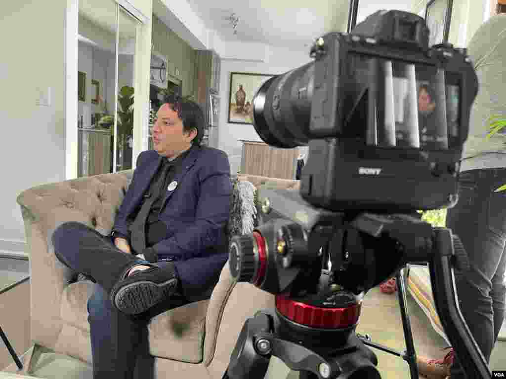 پشت صحنه فیلمبرداری مصاحبه بخش فارسی صدای آمریکا ​با علیرضا قندچی، همسر فائزه فلسفی و پدر پارسا و درسا قندچی، از جان باختگان پرواز پی اس ۷۵۲