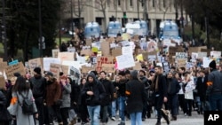 اعتراض به فرمان اجرایی ترامپ حتی در شهرهایی خارج از آمریکا مثل پاریس نیز برگزار شده است. 