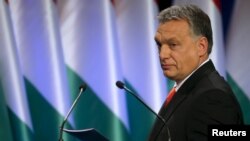Le Premier ministre hongrois Viktor Orban arrive sur scène pour donner un discours à Budapest, Hongrie, le 28 février 2016. 