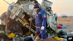 ภาพจาก Emergency Ministry Press Service คาซัคสถาน เผยเจ้าหน้าที่ตรวจสอบซากเครื่องบินตกใกล้อักเตา เมื่อ 26 ธ.ค. 2024 (Kazakhstan's Emergency Ministry Press Service via AP)