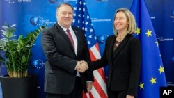 El secretario de Estado de EE.UU., Mike Pompeo y la jefa de política exterior de la Unión Europea, Federica Mogherini, se reunieron en Bruselas el viernes, 15 de febrero de 2019.