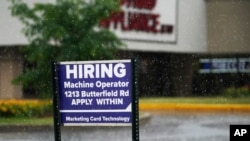 Un letrero anunciando contrataciones se observa en Downers Grove, Ilinois., el 24 de junio de 2021.