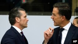 নেটোর মহাসচিব মার্ক রুটে (ডানে) ব্রাসেলসে নেটো সদর দফতরে যুক্তরাষ্ট্রের প্রতিরক্ষামন্ত্রী পিট হেগসেথের সাথে আলাপ করছেন। ফটোঃ ১২ ফেব্রুয়ারি, ২০২৫।