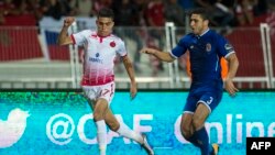 Achraf Bencharki du Wydad Casablanca, à gauche, et Abdallah d'Al-Ahly, Maroc, le 4 novembre 2017. 