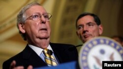 Le leader de la majorité au Sénat Micth McConnell parle aux journalistes du rappel et du remplacement d’Obamacare au Capitol Hill, Washington, 27 juin 2017.