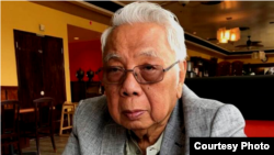 លោក ឆាំង សុង អតីតសមាជិកគណៈរដ្ឋមន្ត្រីនៃរបបសាធារណរដ្ឋខ្មែរ មុនពេលធ្លាក់ខ្លួនឈឺធ្ងន់ដោយត្រូវសម្រាកព្យាបាលជំងឺក្នុងបន្ទប់សង្គ្រោះអ្នកជំងឺកម្រិតធ្ងន់។ (រូបថតដោយបណ្តាញសង្គម Chhang Song)