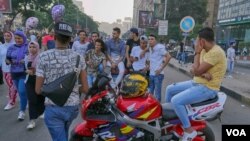 Un groupe de jeunes hommes égyptiens lançant des commentaires sexistes au passage de filles dans la rue au Caire, en Égypte, le 15 juin 2018. Le harcèlement sexuel et sexiste est courant dans le pays. (Hamada Elrasam/VOA).