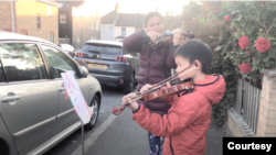 An Tôn và mẹ Đỗ Phượng Như biểu diễn phục vụ hàng xóm và cảm ơn ngành y tế trong đợt phong toả đầu năm 2020.