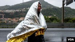 A man from Eritrea walks along the road after leaving a Red Cross Caritas camp set up for migrants in the Italian border town of Ventimiglia, Italy, Oct. 13, 2016. (R. Shryock/VOA)