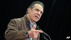 En esta fotografía de archivo del miércoles 24 de febrero de 2021, el gobernador de Nueva York, Andrew Cuomo, habla durante una conferencia de prensa antes de la apertura de un centro de vacunación masiva contra COVID-19 en Nueva York. 