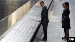 Tổng thống Obama đứng bên bờ hồ phía bắc, vị trí trước đây của hai tòa tháp đôi. Phía sau là cựu Tổng thống Hoa Kỳ George W. Bush và Ðệ nhất phu nhân Michelle Obama trong các buổi lễ đánh dấu lần thứ 10 vụ tấn công khủng bố 11/9 tại New York