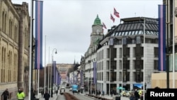 Des gens marchent dans la rue à Oslo, Norvège, le 20 mars 2017.
