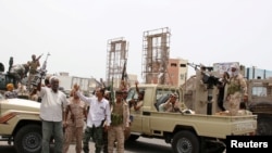 Members of UAE-backed southern Yemeni separatist forces shout slogans as they patrol a road during clashes with government forces in Aden, Yemen, Aug. 10, 2019. 