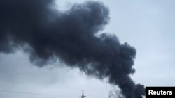 Фото для ілюстрації: дим від удару Росії по високовольтній лінії поблизу Харкова, 22 березня 2024 року