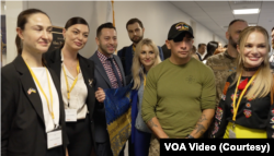 Делегація від Каліфорнії, до якої долучився ветеран Джіо Роман, фотографуються з Хосе Вільяльвазо, радником сенатора Алекса Падільї