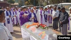 ရွှေဘိုမြို့နယ်မှာ သတ်ဖြတ်ခံခဲ့ရတဲ့ ဖာသာရ် ဒေါ်နယ် မာတင်ရဲ့ ဈာပန အခမ်းအနားကို ဖေဖော်ဝါရီ ၁၆ ရက်နေ့က ပြင်ဦးလွင်မြို့မှာ ကျင်းပခဲ့တဲ့ မြင်ကွင်း။ ဓာတ်ပုံ - People's Defense Comrade (PDC)