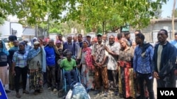  በሐዋሳ ዩኒቨርሲቲ የሚሠሩ 800 የሚደርሱ ሠራተኞች ዩኒቨርሲቲውን የደሞዝ ጭማሪ በመጠየቃቸው ከሥራች መታገዳቸውን ለአሜሪካ ድምጽ ገለጹ።