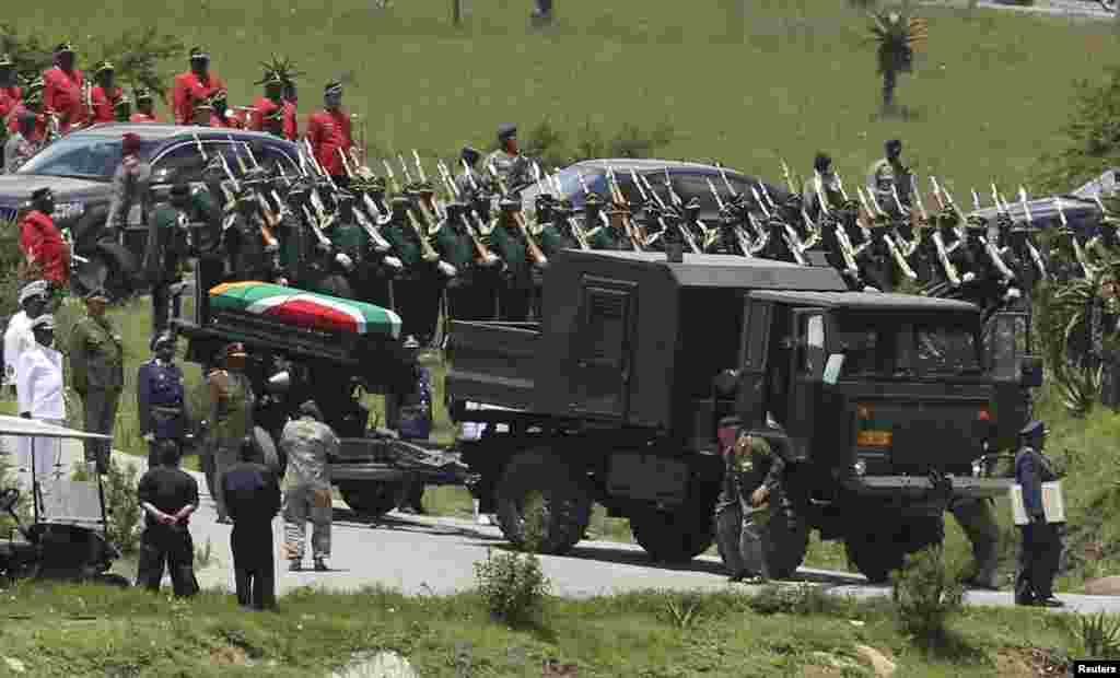 Former South African President Nelson Mandela&#39;s coffin arrives at the family gravesite for burial at his ancestral village of Qunu in the Eastern Cape province, 900 km (559 miles) south of Johannesburg.