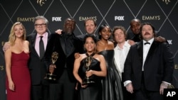 Abby Elliott, Oliver Platt, Edwin Lee Gibson, Ebon Moss-Bachrach, Liza Colon-Zayas, Ayo Edebiri, Jeremy Allen White, Lionel Boyce, y Matty Matheson, de la serie de comedia "The Bear," posan en la entrega de los premios Emmy.