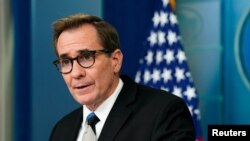 Портпаролот на Белата куќа Џон Кирби зборува за време на брифинг во Вашингтон