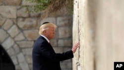 Le Président Trump devant le mur des lamentations