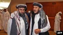 Des membres de la délégation talibane arrivent pour la signature d'un accord américano-taliban à Doha au Qatar, le 29 février 2020.