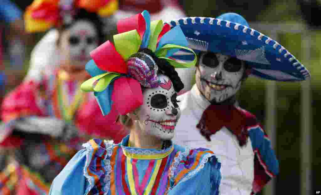 Performers participate in the Day of the Dead parade on Mexico City's main Reforma Avenue, Oct. 28, 2017. 