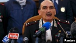 Pejabat polisi Italia memberikan keterangan kepada media mengenai razia terhadap anggota teroris, Kamis (12/11).