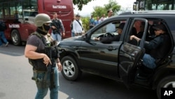 Las Fuerzas de Acciones Especiales (FAES), que reponden al gobierno en disputa de Nicolás Maduro en Venezuela, han sido señaladas en informes recientes de la Oficina del Alto Comisionado de la ONU y de Human Rights Watch (HRW).