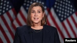 সিনেটর এলিসা স্লটকিন কংগ্রেসের যৌথ অধিবেশনে রাষ্ট্রপতি ডনাল্ড ট্রাম্পের ভাষণের ডেমোক্র্যাটিক জবাব দেবার প্রস্তুতি নিচ্ছেন। মিশিগান। ( ৪ মার্চ, ২০২৫)