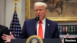 ABD Başkanı Trump Ukrayna Cumhurbaşkanı Zelenski’nin “savaşın sonuna y&#246;nelik anlaşma &#231;ok &#231;ok uzak” s&#246;zlerine tepki g&#246;sterdi. Ukrayna liderinin a&#231;ıklamasını “yapılabilecek en k&#246;t&#252; a&#231;ıklama” ifadesiyle niteleyen Trump, “Amerika daha fazla buna katlanmayacak” dedi, 3 Mart 2025.