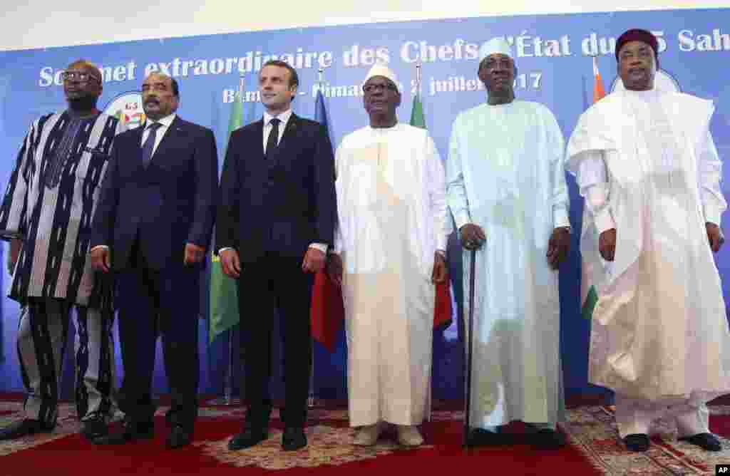 De gauche à droite: le président burkinabé Roch Marc Christian Kabore, le président mauritanien Mohamed Ould Abdel Aziz, le président français Emmanuel Macron, le président malien Ibrahim Boubacar Keita, le président tchadien Idriss Deby et le président nigérien Mahamadou Issoufou. lors de la séance d'ouverture du sommet des forces du G5 Sahel à Bamako, au Mali, le 2 juillet 2017.