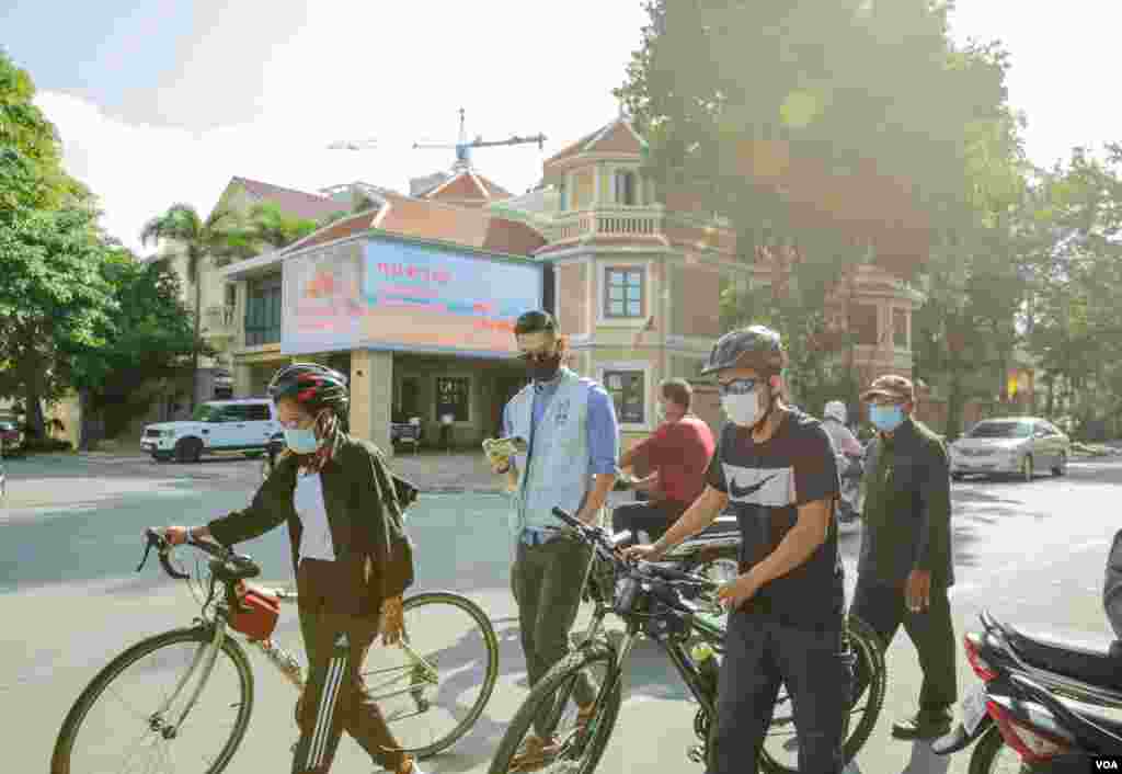 ទិដ្ឋភាព​នៃ​ការ​ជួបជុំ​ ដើម្បី​​ប្រារព្ធ​ខួប​បួន​ឆ្នាំ​នៃ​ឃាតកម្ម​លើ​លោក​ កែម​ ឡី នៅ​បរិវេណ​ស្ថានីយ៍​ប្រេងឥន្ធនៈ​កាល់តិច​ ស្តុប​បូកគោ​ រាជធានី​ភ្នំពេញ​ ថ្ងៃ​ទី​៨ ខែក្កដា​ ឆ្នាំ២០២០។ (ហ៊ាន សុជាតា​/វីអូអេ)