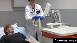 Stacy Erholtz menerima tes untuk mengukuhkan bahwa ia mendapat remisi dari myeloma setelah mendapat virus campak.