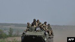 দনেতস্ক অঞ্চলের চাসিভ ইয়ার শহরে কাছে সাঁজোয়া যানে ইউক্রেনীয় সৈন্য। ফটোঃ ২৭ এপ্রিল, ২০২৪। 