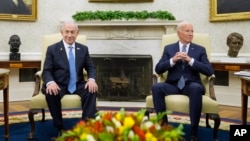 El presidente Joe Biden se reúne con el primer ministro israelí Benjamin Netanyahu en la Oficina Oval de la Casa Blanca, en Washington, el jueves 25 de julio de 2024.
