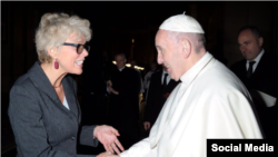 FILE - Pope Francis shakes hands with a Christiane Murray in an undated photo. (Source - Catholic News Service, Twitter @CatholicNewsSvc)